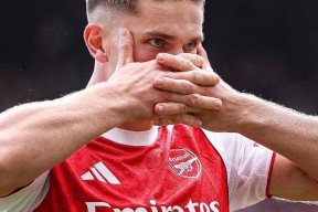 英雄联盟-冲刺阶段体能课后，阿森纳内部沟通备战欧冠，球迷炸锅，球探报告显示潜力(阿森纳热刺历史战绩)